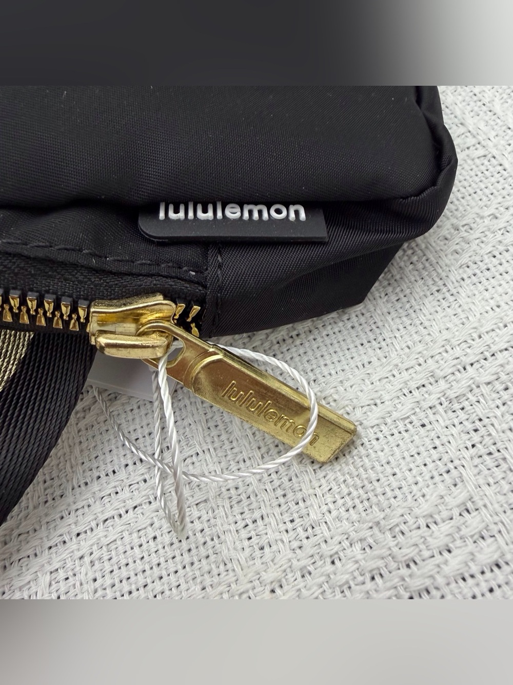 Lululemon Everywhere Crossbody Belt Bag Wordmark Black/Gold - Picture 4 of 5